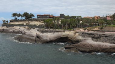 Tenerife, İspanya-Circa 2019: Costa Adeje Tenerife adasına gelen turistler için çok popüler bir şehir, orada birçok turistik ve plaj var..