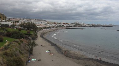 Tenerife, İspanya-Circa 2019: Costa Adeje Tenerife adasına gelen turistler için çok popüler bir şehir, orada birçok turistik ve plaj var..