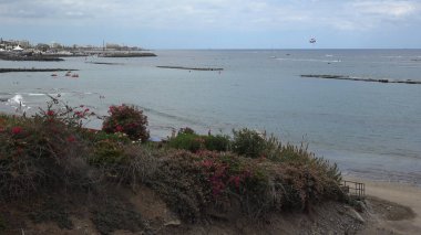 Tenerife, İspanya-Circa 2019: Costa Adeje Tenerife adasına gelen turistler için çok popüler bir şehir, orada birçok turistik ve plaj var..