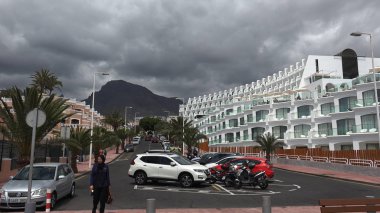 Tenerife, İspanya-Circa 2019: Costa Adeje Tenerife adasına gelen turistler için çok popüler bir şehir, orada birçok turistik ve plaj var..