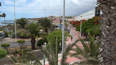 Tenerife, İspanya-Circa 2019: Costa Adeje Tenerife adasına gelen turistler için çok popüler bir şehir, orada birçok turistik ve plaj var..