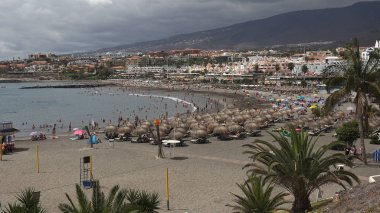 Tenerife, İspanya-Circa 2019: Costa Adeje Tenerife adasına gelen turistler için çok popüler bir şehir, orada birçok turistik ve plaj var..