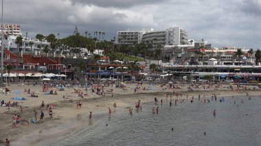 Tenerife, İspanya-Circa 2019: Costa Adeje Tenerife adasına gelen turistler için çok popüler bir şehir, orada birçok turistik ve plaj var..