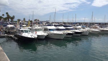 Tenerife, İspanya-Circa 2019: Costa Adeje Tenerife adasına gelen turistler için çok popüler bir şehir, orada birçok turistik ve plaj var..