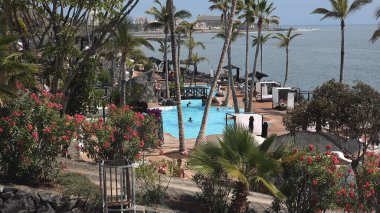 Tenerife, İspanya-Circa 2019: Costa Adeje Tenerife adasına gelen turistler için çok popüler bir şehir, orada birçok turistik ve plaj var..