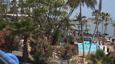 Tenerife, İspanya-Circa 2019: Costa Adeje Tenerife adasına gelen turistler için çok popüler bir şehir, orada birçok turistik ve plaj var..