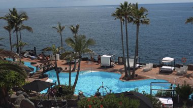 Tenerife, İspanya-Circa 2019: Costa Adeje Tenerife adasına gelen turistler için çok popüler bir şehir, orada birçok turistik ve plaj var..