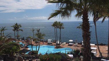 Tenerife, İspanya-Circa 2019: Costa Adeje Tenerife adasına gelen turistler için çok popüler bir şehir, orada birçok turistik ve plaj var..