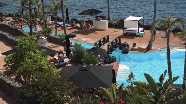 Tenerife, İspanya-Circa 2019: Costa Adeje Tenerife adasına gelen turistler için çok popüler bir şehir, orada birçok turistik ve plaj var..