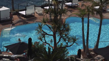 Tenerife, İspanya-Circa 2019: Costa Adeje Tenerife adasına gelen turistler için çok popüler bir şehir, orada birçok turistik ve plaj var..