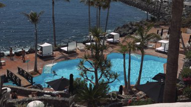 Tenerife, İspanya-Circa 2019: Costa Adeje Tenerife adasına gelen turistler için çok popüler bir şehir, orada birçok turistik ve plaj var..