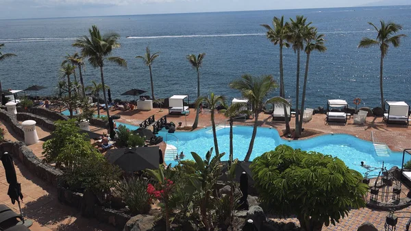 Tenerife, İspanya-Circa 2019: Costa Adeje Tenerife adasına gelen turistler için çok popüler bir şehir, orada birçok turistik ve plaj var..