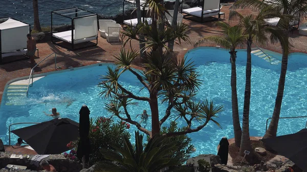 Tenerife, İspanya-Circa 2019: Costa Adeje Tenerife adasına gelen turistler için çok popüler bir şehir, orada birçok turistik ve plaj var..