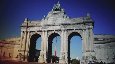 Cinquantenaire ve Triumphal Kemeri (Zafer Takı) Cinquantenaire park manzaralı. Belçika 'nın ünlü mimari simgesi, Bruxelles, Avrupa' daki anıt.