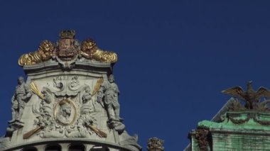 Turistler Brüksel 'de Grand Place' i doldurdular; gerçek zamanlı olarak büyüyorlar