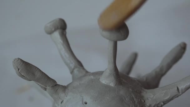 粘土でコロナウイルスのような形状のモデリング — ストック動画
