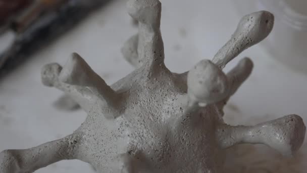 Modélisation avec forme de coronavirus en argile 