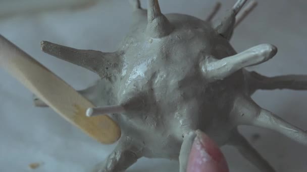 Modélisation avec forme de coronavirus en argile 