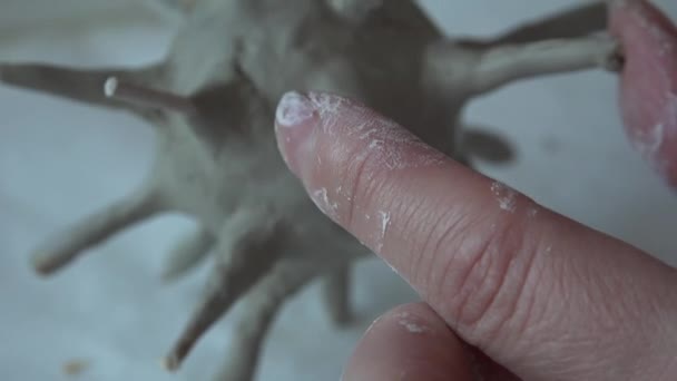 粘土でコロナウイルスのような形状のモデリング — ストック動画