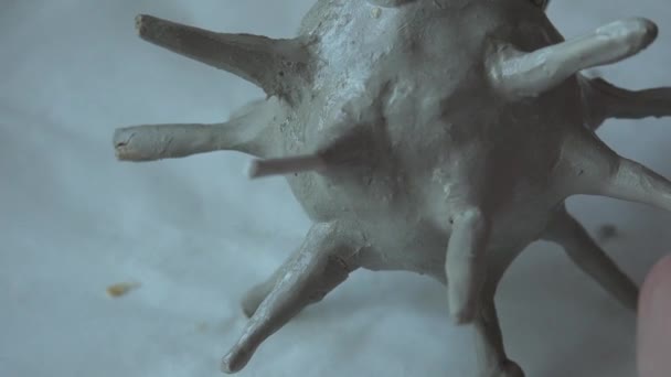 Modélisation avec forme de coronavirus en argile 