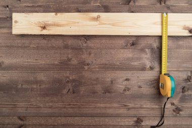 Ahşap bir masa üzerinde bir şerit metre