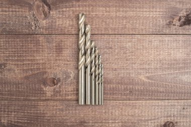 İş sondaj için ahşap masa üstünde gem matkap.