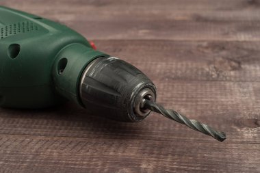 Bir elektrikli matkap üzerinde ahşap bir masa