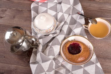 Beyaz tabak içinde kek