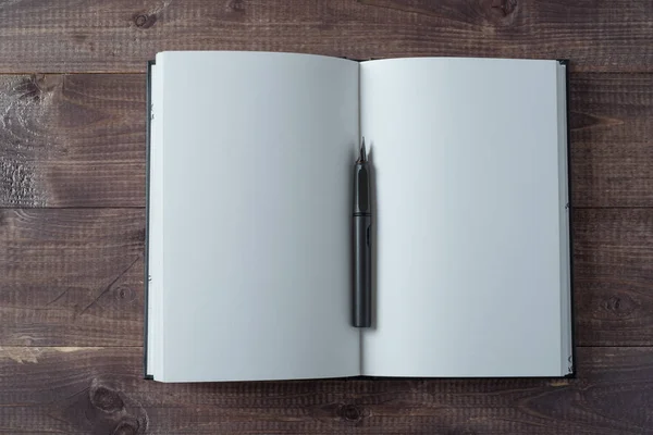 Vulpen, Notebook, inkt op houten tafel — Stockfoto