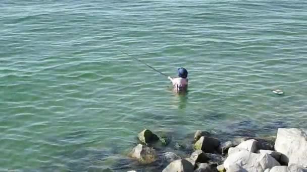 Vangen van vissen in het meer — Stockvideo