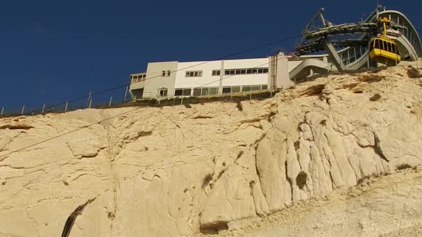 Noche, puesta del sol, el teleférico en la montaña — Vídeos de Stock