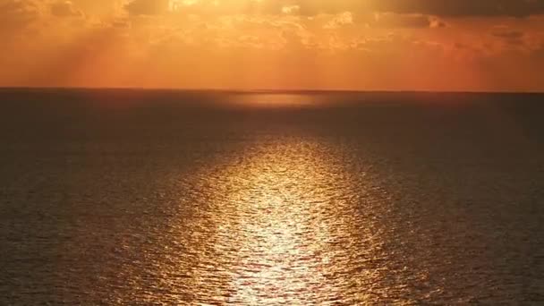 Το ηλιοβασίλεμα το βράδυ. Ακτές της Μεσογείου. — Αρχείο Βίντεο