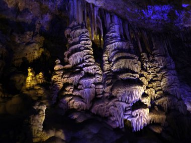 Jeolojik oluşum yeraltı.