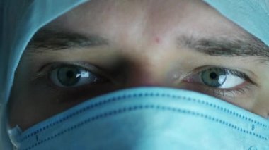 Üzgün doktor gözleri kapalı