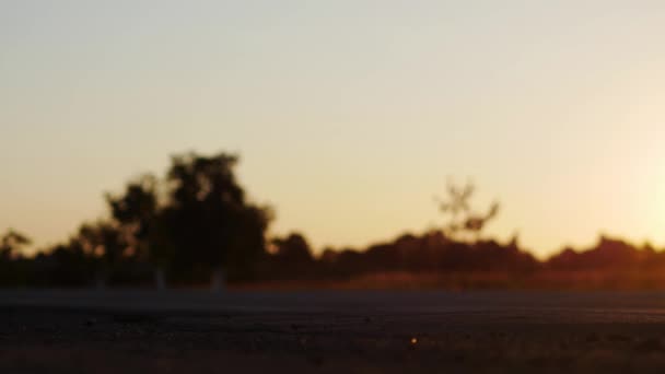 Kamyon siluet günbatımı Bokeh sürüş — Stok video