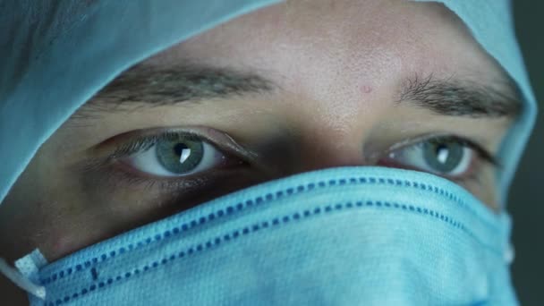 Üzgün doktor gözleri kapalı — Stok video