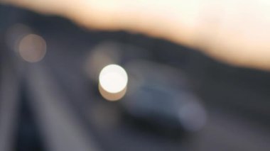 Şehir trafiği Bokeh ve ışıkları günbatımı