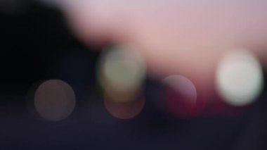 Şehir trafiği Bokeh ve ışıkları günbatımı