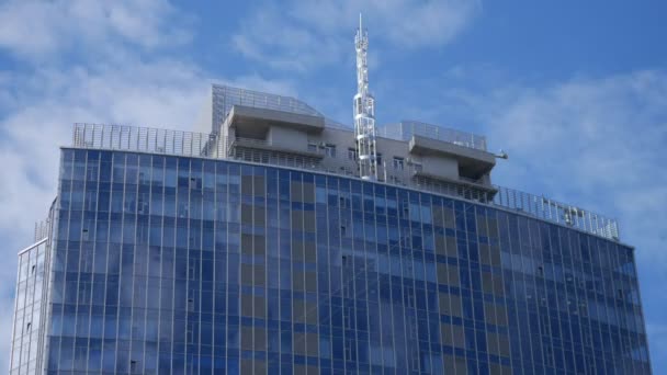Ουρανοξύστης και μπλε σύννεφα — Αρχείο Βίντεο