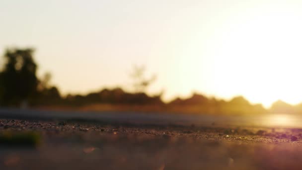 Ciudad tráfico Bokeh y luces en la puesta del sol — Vídeos de Stock