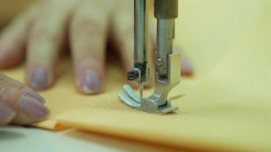 Dikiş makinesi çalışıyor