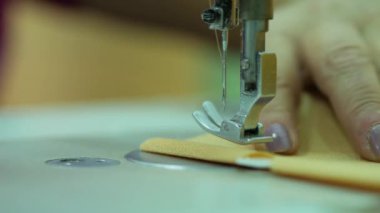 Dikiş makinesi çalışıyor