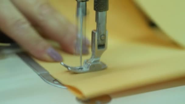 Швейна машина робочих — стокове відео