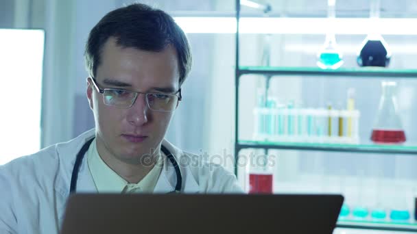 Vážnou Doktor Pracuje Vědeckou Práci Počítači Laboratoři — Stock video