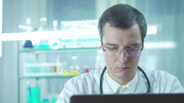 Vážnou Doktor Pracuje Vědeckou Práci Počítači Laboratoři — Stock video