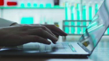 Doktorun yaptığı araştırma not defteri raporu yazarak laboratuarında