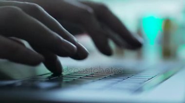 Doktorun yaptığı araştırma not defteri raporu yazarak laboratuarında