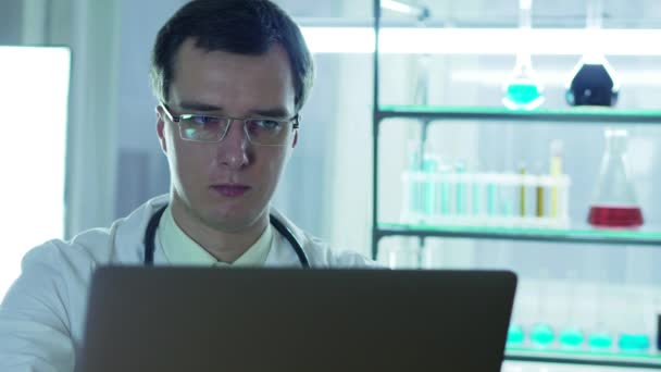 Súlyos Orvos Dolgozik Tudományos Munkát Laboratóriumban Számítógépnél — Stock videók