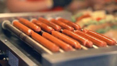 Lezzetli ızgara et sosisleri yağda. Mutfakta Hazırlanın.