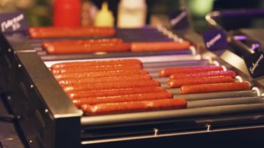 Lezzetli ızgara et sosisleri yağda. Mutfakta Hazırlanın.